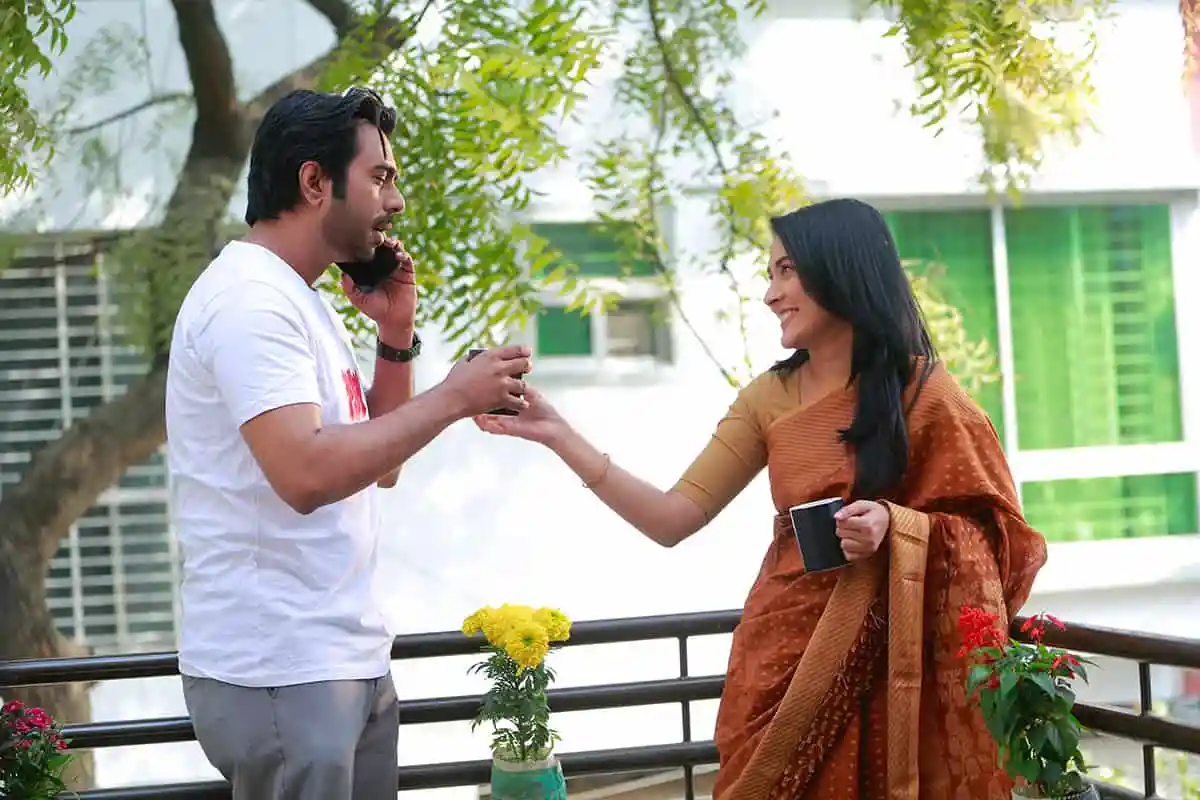একজন পুরুষ ও মহিলার মধ্যে বন্ধুত্বপূর্ণ সাক্ষাৎকারের দৃশ্য. Channel i News - চ্যানেল আই নিউজ