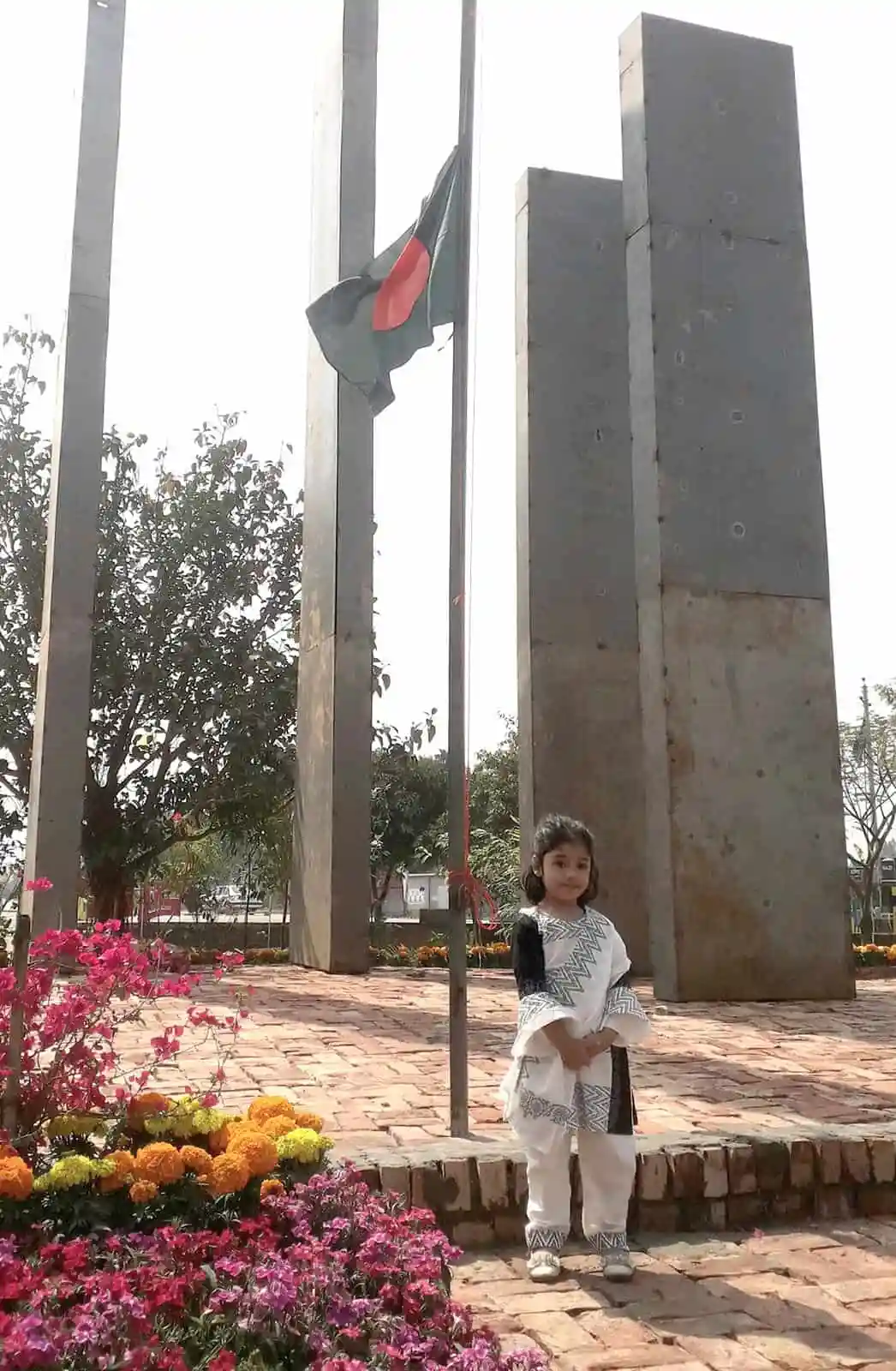 শিশু বর্ণ উৎসবের অনুষ্ঠানে শহীদ মিনার পাশে দাঁড়িয়ে. Channel i News - চ্যানেল আই নিউজ