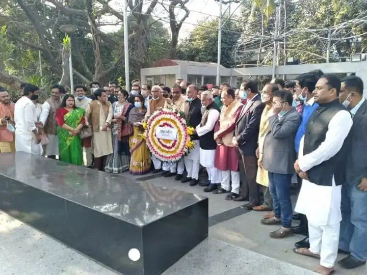 আওয়ামী লীগের নেতাকর্মীরা বঙ্গবন্ধুর প্রতিকৃতিতে শ্রদ্ধা জানাচ্ছেন. Channel i News - চ্যানেল আই নিউজ