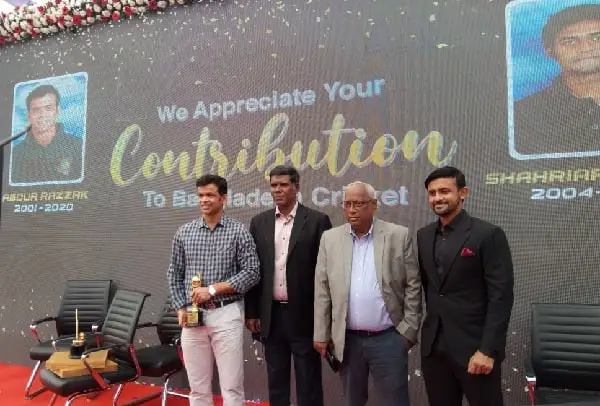 চারজন ব্যক্তি পুরস্কার গ্রহণ ও সম্মাননা প্রদান অনুষ্ঠানে অংশগ্রহণ করছে. Channel i News - চ্যানেল আই নিউজ