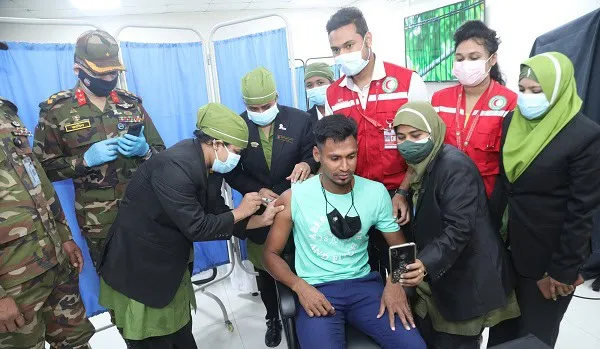 বাংলাদেশি ক্রিকেটার মোস্তাফিজ ও রুবেল ভ্যাকসিন নিচ্ছেন. Channel i News - চ্যানেল আই নিউজ