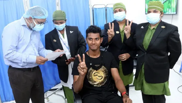 বাংলাদেশ ক্রিকেটার মোস্তাফিজ ও রুবেল ভ্যাকসিন গ্রহণ করছেন. Channel i News - চ্যানেল আই নিউজ