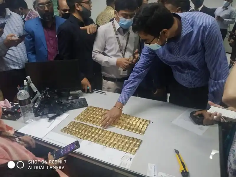 বিমান থেকে উদ্ধার হওয়া স্বর্ণের বারগুলো দেখছেন কর্মকর্তারা. Channel i News - চ্যানেল আই নিউজ