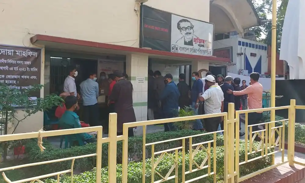 নির্বাচনী কেন্দ্রের বাইরে ভোটারদের দীর্ঘ লাইন. Channel i News - চ্যানেল আই নিউজ