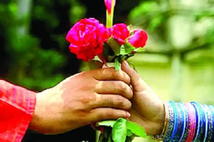 প্রেমের জন্য ফুলের উপহার দিচ্ছেন দুইজন ব্যক্তি. Channel i News - চ্যানেল আই নিউজ