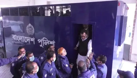 বাংলাদেশ পুলিশ সদস্যরা জেলখানার গেটের সামনে অবস্থান করছে।. Channel i News - চ্যানেল আই নিউজ