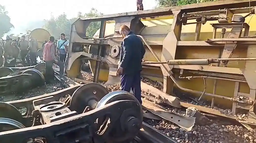 সিলেটের সঙ্গে রেল যোগাযোগ বন্ধ, ট্রেন লাইনচ্যুতের কারণে ক্ষতিগ্রস্ত রেলওয়ে ট্র্যাক. Channel i News - চ্যানেল আই নিউজ