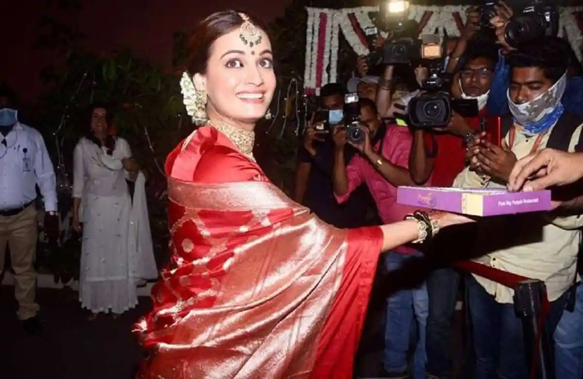 দিয়া মির্জা বিয়ের অনুষ্ঠানে শুভেচ্ছা গ্রহণ করছেন. Channel i News - চ্যানেল আই নিউজ