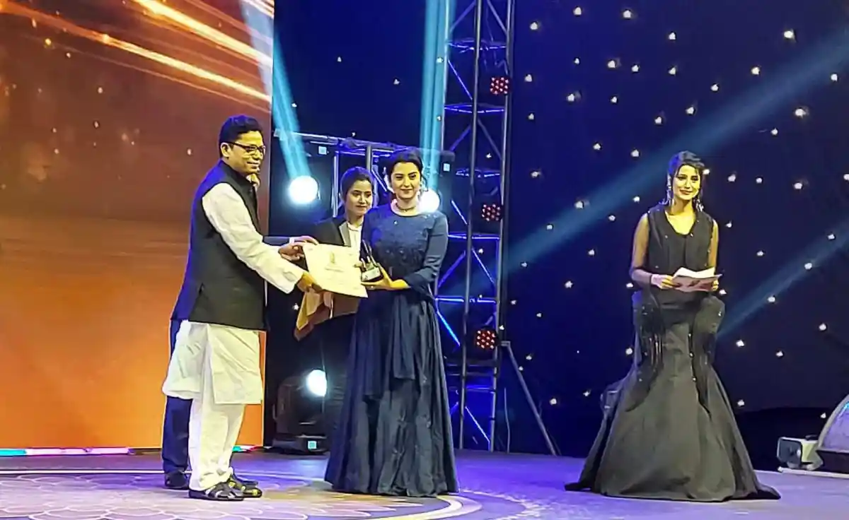 বুবলী শ্রেষ্ঠ অভিনেত্রীর পুরস্কার গ্রহণ করছেন. Channel i News - চ্যানেল আই নিউজ