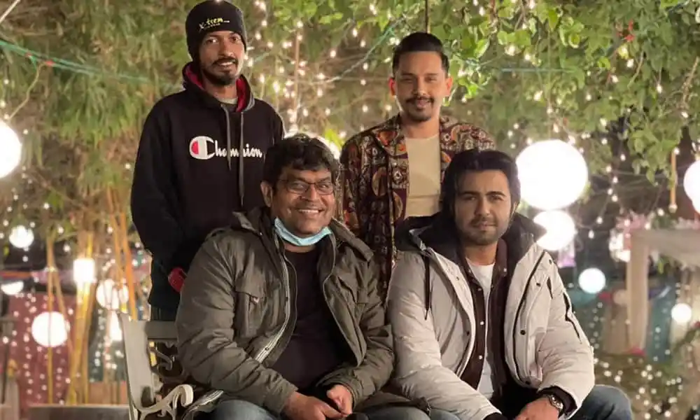 শিহাব শাহীনের ওয়েব ফিল্মের সেটে চারজন অভিনেতা ও নির্মাতা. Channel i News - চ্যানেল আই নিউজ