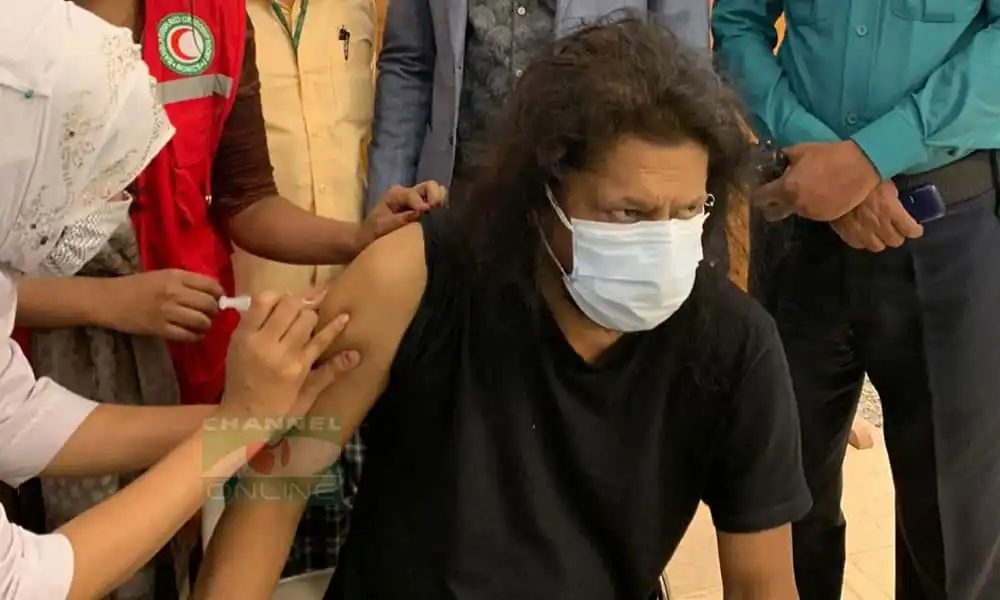 রকস্টার জেমস টিকা নিচ্ছেন, স্বাস্থ্য সেবা কর্মীরা পাশে. Channel i News - চ্যানেল আই নিউজ