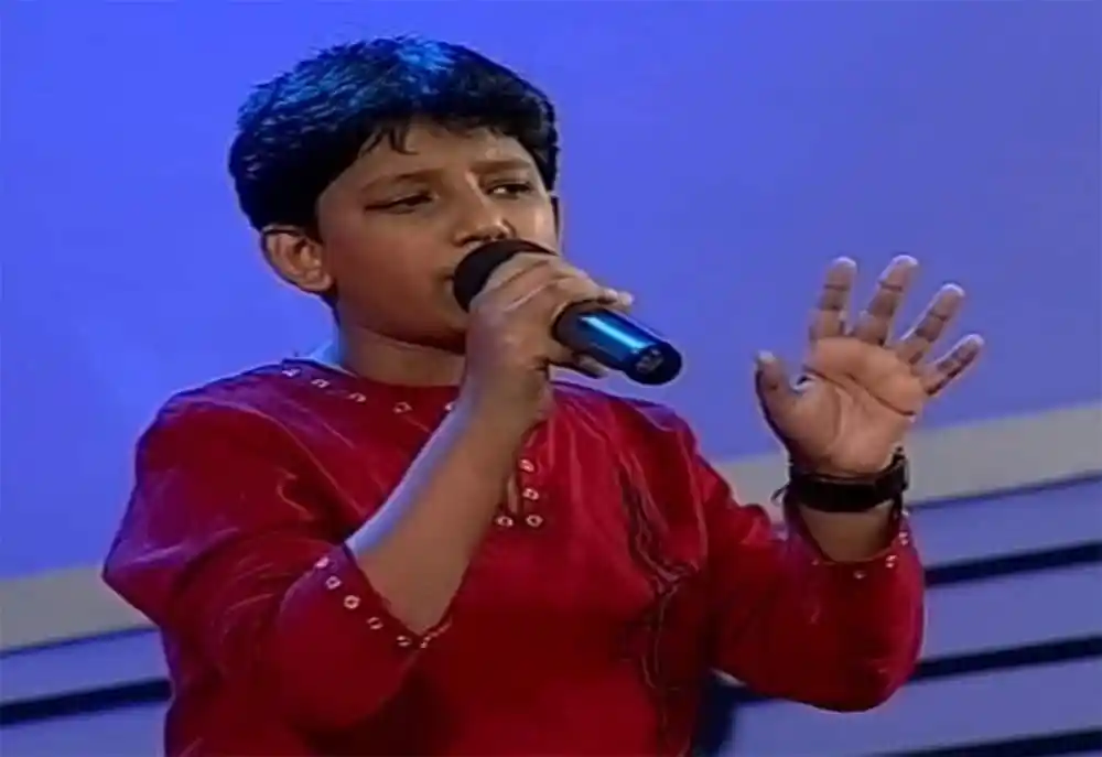নিলয় একটি মাইক্রোফোন ধরে গান পরিবেশন করছে. Channel i News - চ্যানেল আই নিউজ