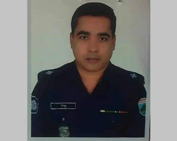 বাংলাদেশ পুলিশ এএসআই এর ছবি, পুলিশ ইউনিফর্মে পুরুষ কর্মকর্তা. Channel i News - চ্যানেল আই নিউজ