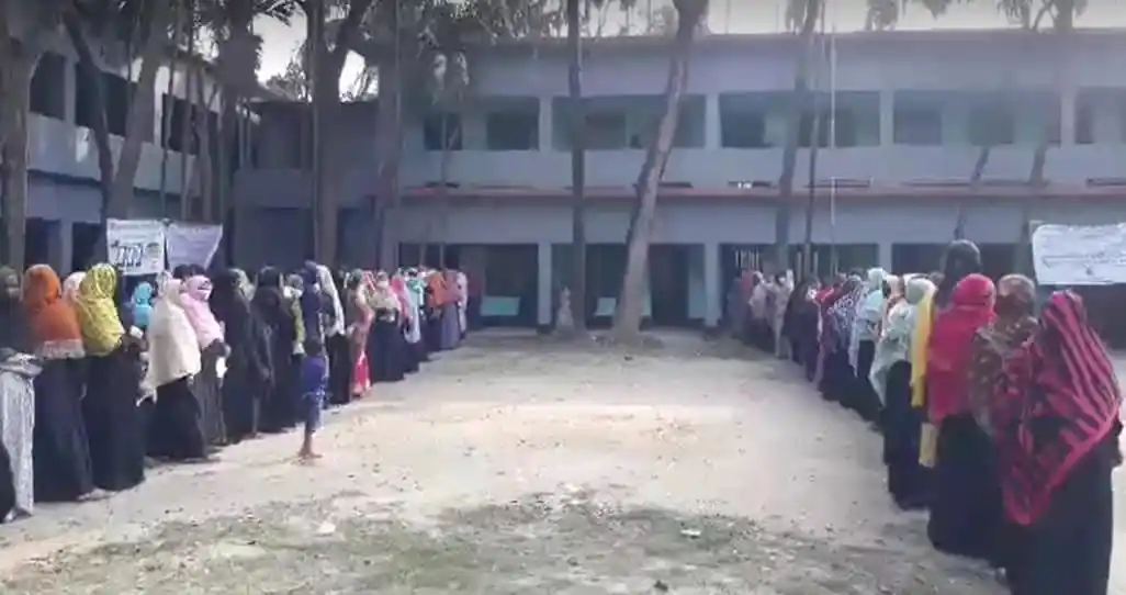 বাংলাদেশের পঞ্চম দফায় পৌরসভা ভোটের জন্য ভোটাররা লাইনে দাঁড়িয়ে. Channel i News - চ্যানেল আই নিউজ