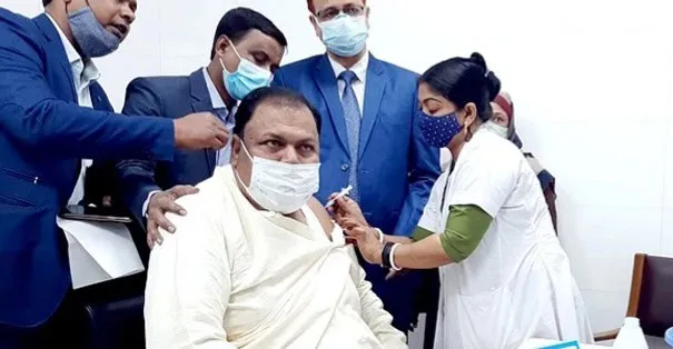 প্রাথমিকের শিক্ষক-কর্মকর্তাদের ভ্যাকসিন নেওয়ার দৃশ্য. Channel i News - চ্যানেল আই নিউজ