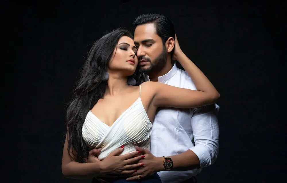 প্রেমিক যুগল প্রেমের মুহূর্তে, সুন্দর ছবি. Channel i News - চ্যানেল আই নিউজ