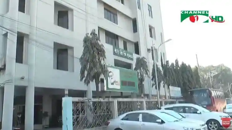 চ্যানেল আই অনলাইন অফিস ভবনের ছবি, শহরের রাস্তায় গাড়ি পার্কিংসহ. Channel i News - চ্যানেল আই নিউজ