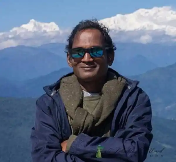 আন্তর্জাতিক পর্যটন স্থানে একজন পুরুষের ছবি, পাহাড়ের পেছনে আকাশ ও মেঘের দৃশ্য. Channel i News - চ্যানেল আই নিউজ