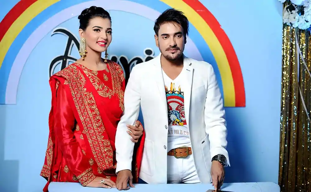 দুটি ব্যক্তির সুন্দর পোশাক পরিহিত ছবি, অনুষ্ঠান সেটে. Channel i News - চ্যানেল আই নিউজ