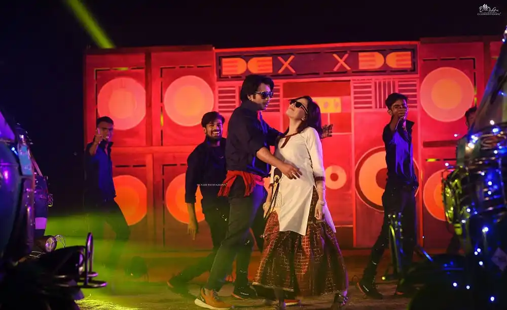 অভিনেতা-অভিনেত্রী ডান্স পারফরম্যান্সের দৃশ্য, ব্যাকগ্রাউন্ডে লাইট ও সেট ডিজাইন. Channel i News - চ্যানেল আই নিউজ