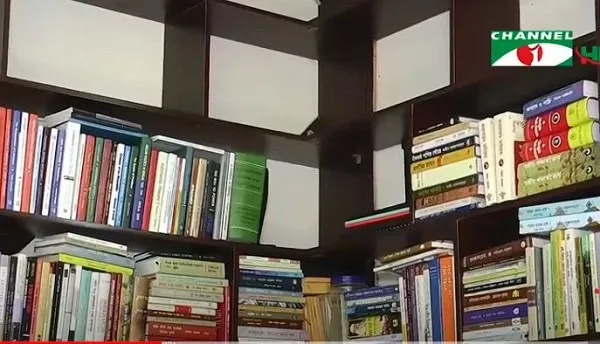 বইয়ের তাকের ছবি যেখানে বিভিন্ন ধরনের বই সাজানো রয়েছে. Channel i News - চ্যানেল আই নিউজ