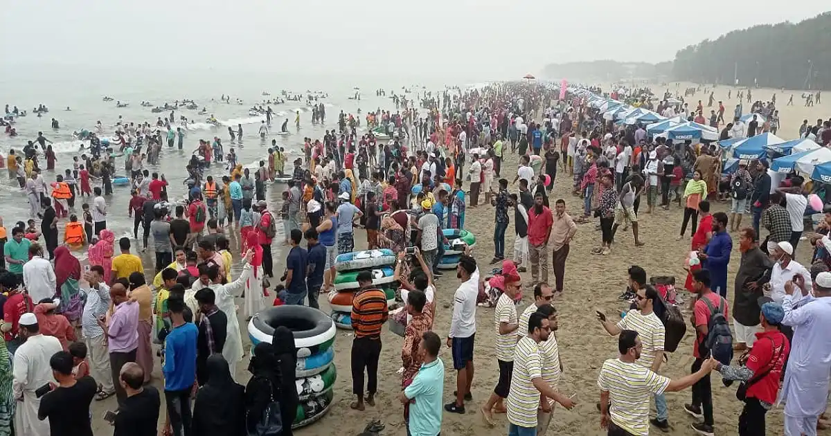 কক্সবাজার সৈকতে পর্যটকদের ভিড়, টানা ছুটির সময়. Channel i News - চ্যানেল আই নিউজ