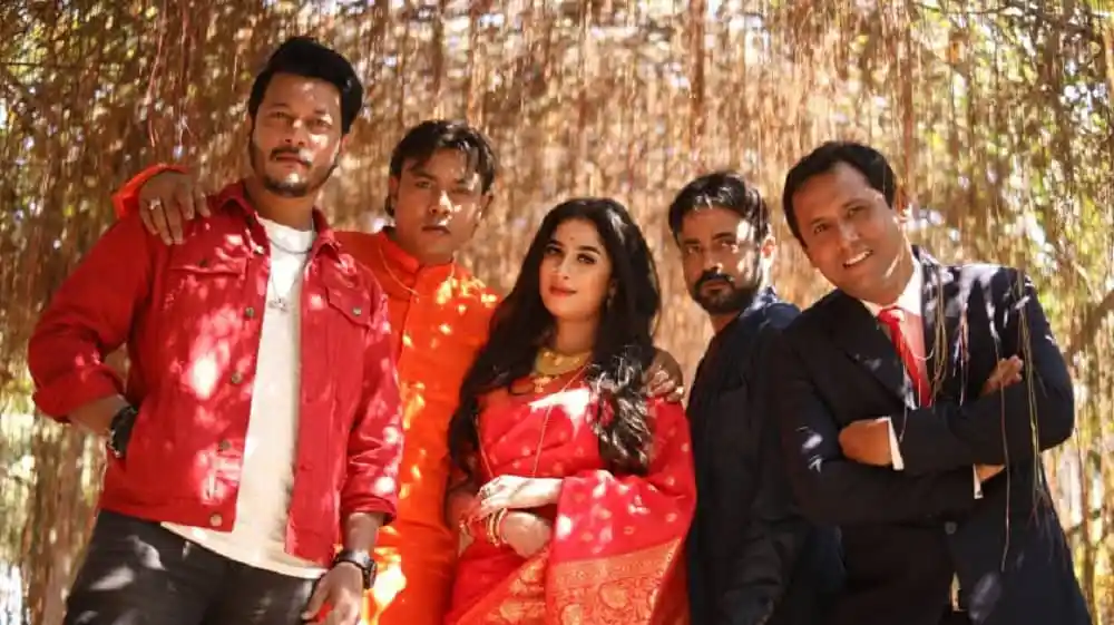 বাংলাদেশি যুবক ও যুবতী বন্ধুদের দল প্রকৃতির মাঝে ছবি তুলছেন।. Channel i News - চ্যানেল আই নিউজ