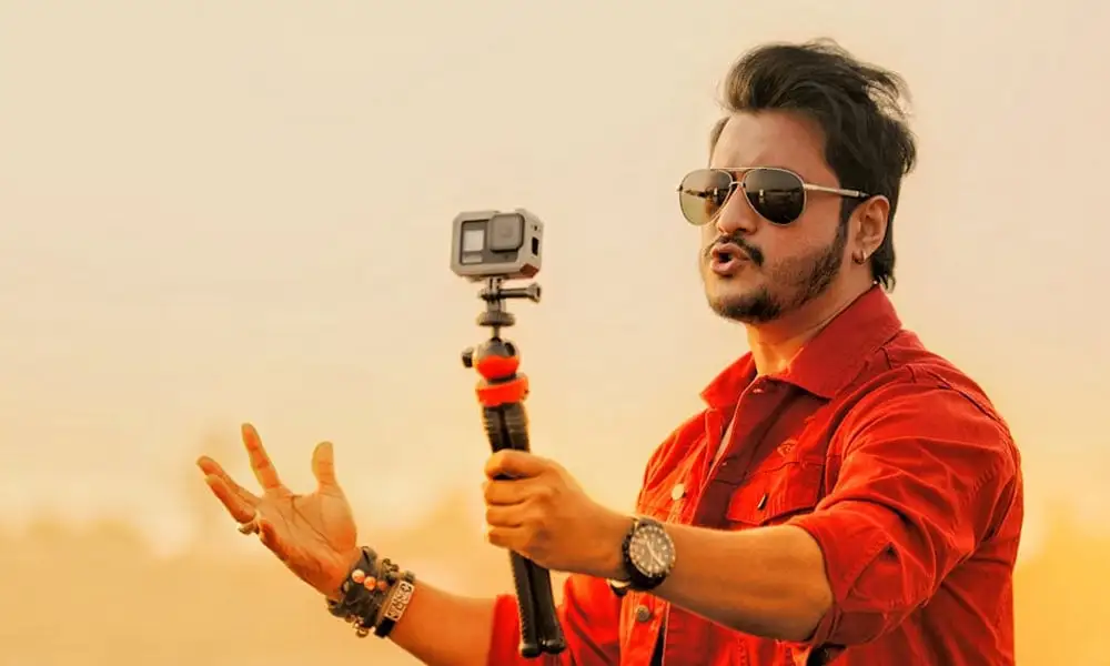ইমন ক্যামেরা ধরে ভিডিও তৈরি করছেন, কক্সবাজার-বান্দরবান ভ্রমণে. Channel i News - চ্যানেল আই নিউজ