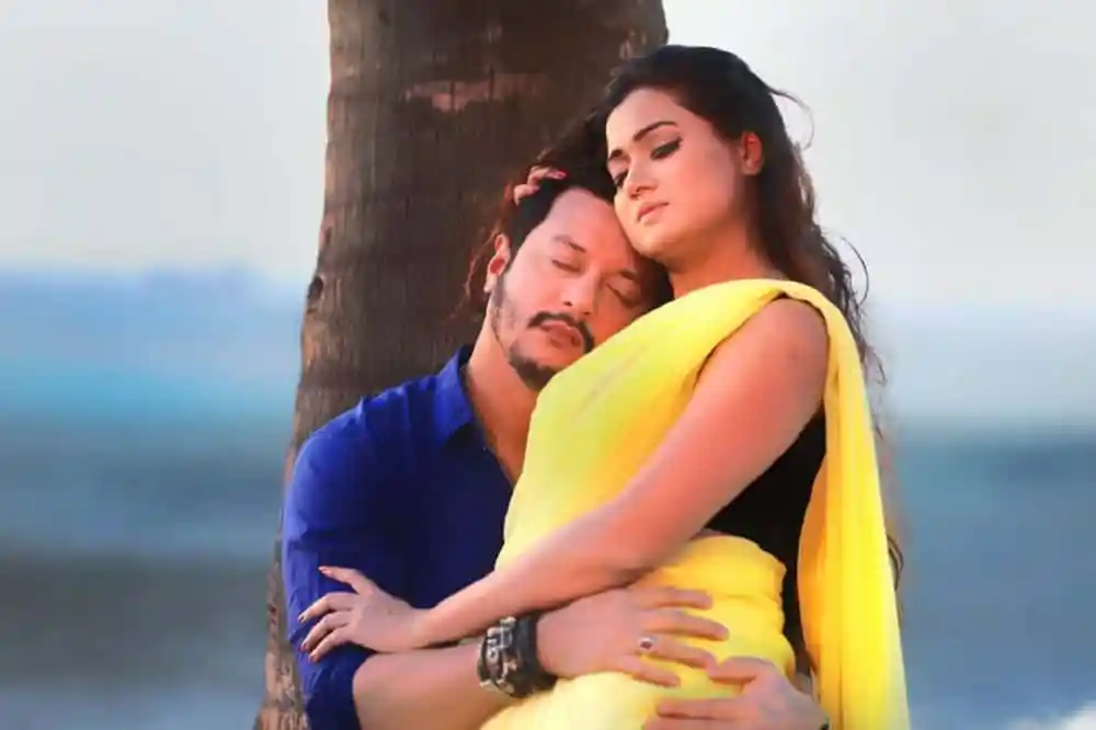 দম্পতি প্রেমের মুহূর্তে সমুদ্রের পাশে দাঁড়িয়ে. Channel i News - চ্যানেল আই নিউজ