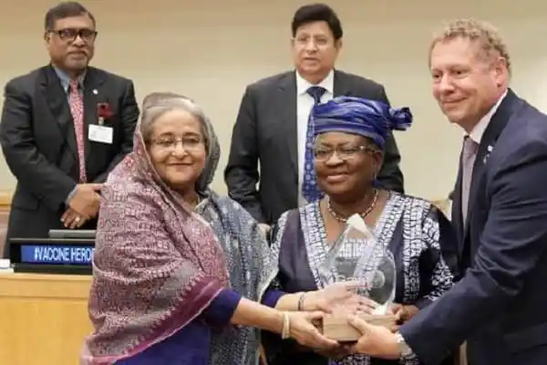 শেখ হাসিনা সত্যিকারের ‘ভ্যাকসিন হিরো’ শীর্ষক পোস্টের জন্য ছবি, যেখানে নেত্রীকে সম্মানিত করা হচ্ছে।. Channel i News - চ্যানেল আই নিউজ