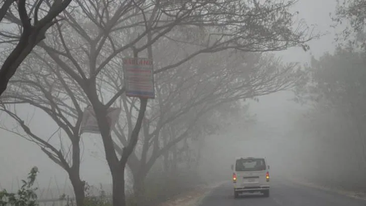 তেঁতুলিয়ায় ঘন কুয়াশার মধ্যে গাড়ি চলাচল করছে. Channel i News - চ্যানেল আই নিউজ