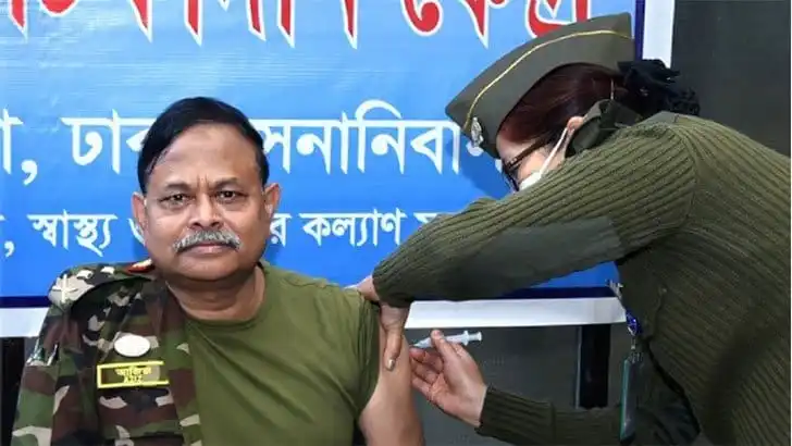 সেনাপ্রধান জেনারেল আজিজ আহমেদ করোনা ভ্যাকসিন গ্রহণ করছেন. Channel i News - চ্যানেল আই নিউজ