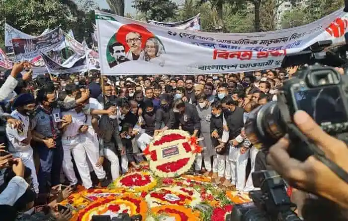 শ্রদ্ধাঞ্জলি অর্পণ করছে যুবলীগের নেতাকর্মীরা ভাষা শহীদদের স্মরণে. Channel i News - চ্যানেল আই নিউজ