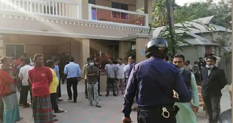 হামলার সময় গ্রামে মানুষের ভিড়, পুলিশ উপস্থিত. Channel i News - চ্যানেল আই নিউজ