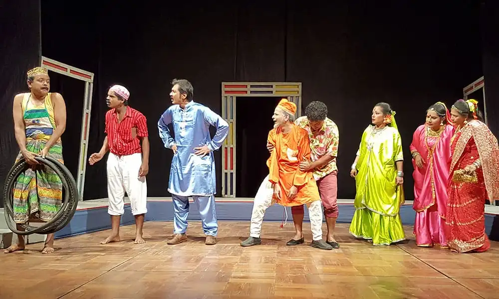 নাটকের অভিনেতারা মঞ্চে বিভিন্ন চরিত্রে অভিনয় করছেন. Channel i News - চ্যানেল আই নিউজ