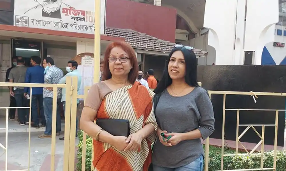 দুই নারী ভোট কেন্দ্রে দাঁড়িয়ে, নির্বাচন প্রক্রিয়া দেখছেন. Channel i News - চ্যানেল আই নিউজ