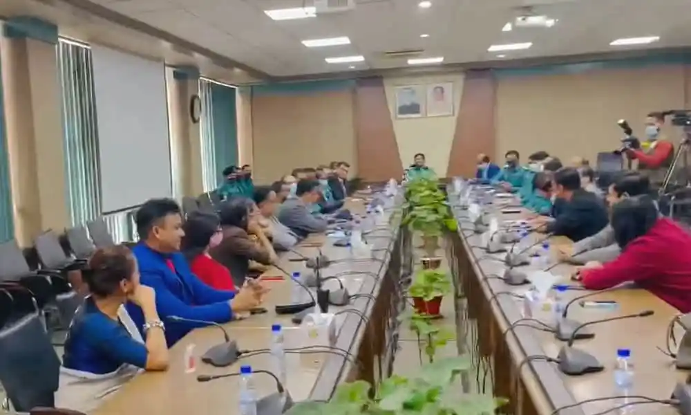 বৈঠকে অংশগ্রহণকারী পুলিশ ও সরকারি কর্মকর্তারা আলোচনা করছেন. Channel i News - চ্যানেল আই নিউজ