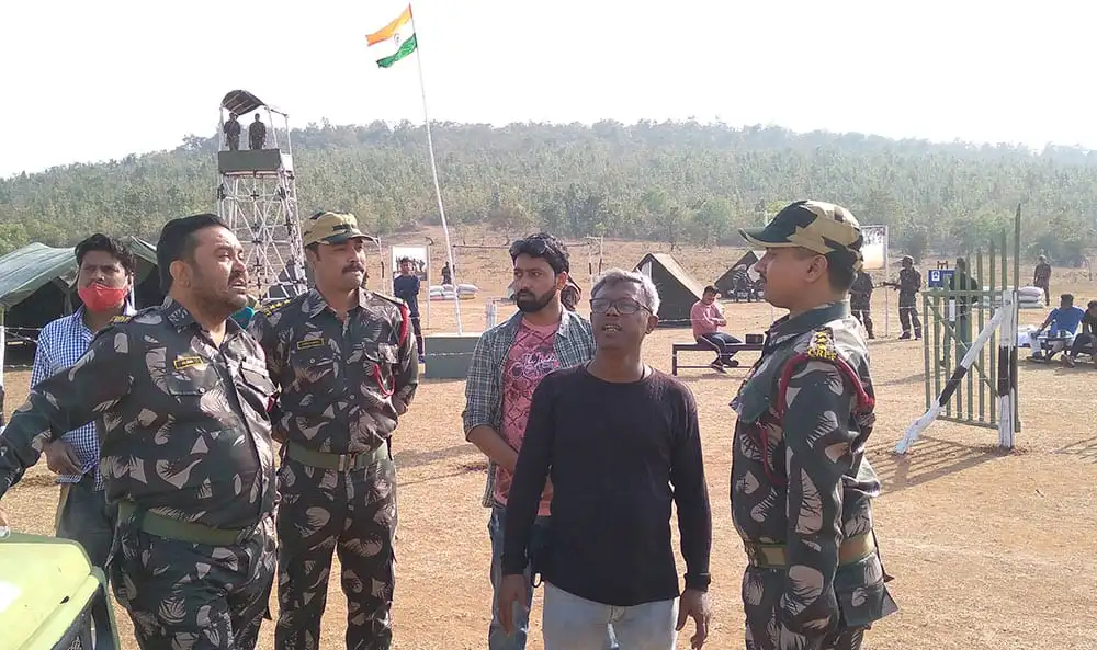 ঝাড়গ্রামে সিনেমা ‘ইস্কাবন’ এর শুটিং সেটে সেনা সদস্য ও নির্মাতাদের আলোচনা. Channel i News - চ্যানেল আই নিউজ