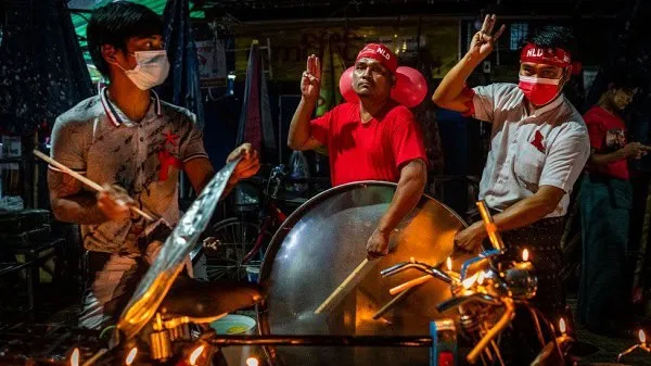 মিয়ানমারে সামরিক জান্তার বিরুদ্ধে বিক্ষোভে অংশগ্রহণকারী তরুণরা. Channel i News - চ্যানেল আই নিউজ