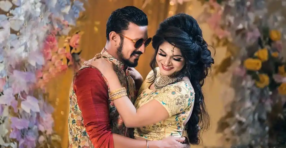 সেলিব্রিটি দম্পতি প্রেমের মুহূর্তে হাসিমুখে একে অপরকে জড়িয়ে ধরেছেন. Channel i News - চ্যানেল আই নিউজ