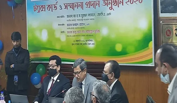 প্রধান অতিথি ও অতিথিরা করদাতাদের ট্যাক্স কার্ড প্রদান করছেন. Channel i News - চ্যানেল আই নিউজ