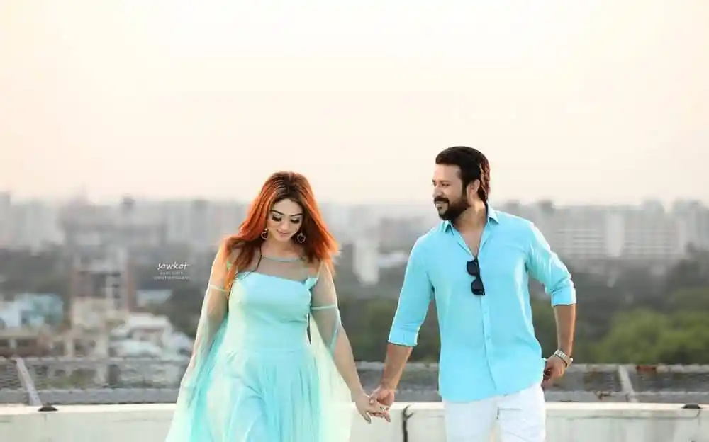 প্রেমিক-প্রেমিকা রোমান্টিকভাবে হাত ধরে আকাশের নিচে হাঁটছেন. Channel i News - চ্যানেল আই নিউজ