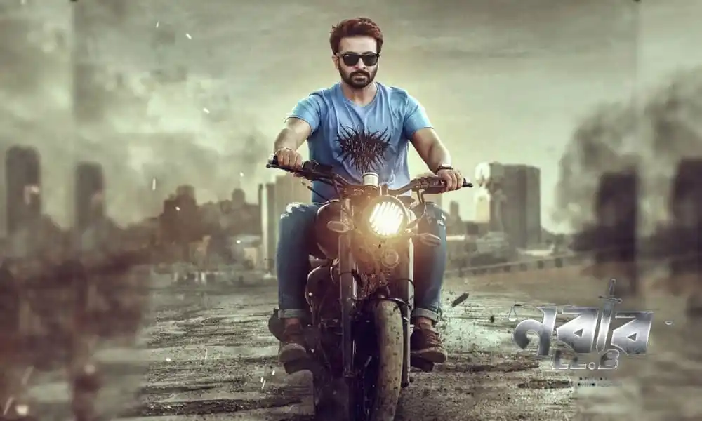 অভিনেতা নবাব এলএল.বি. সিনেমার দৃশ্যে রাস্তায় বাইক চালাচ্ছে. Channel i News - চ্যানেল আই নিউজ