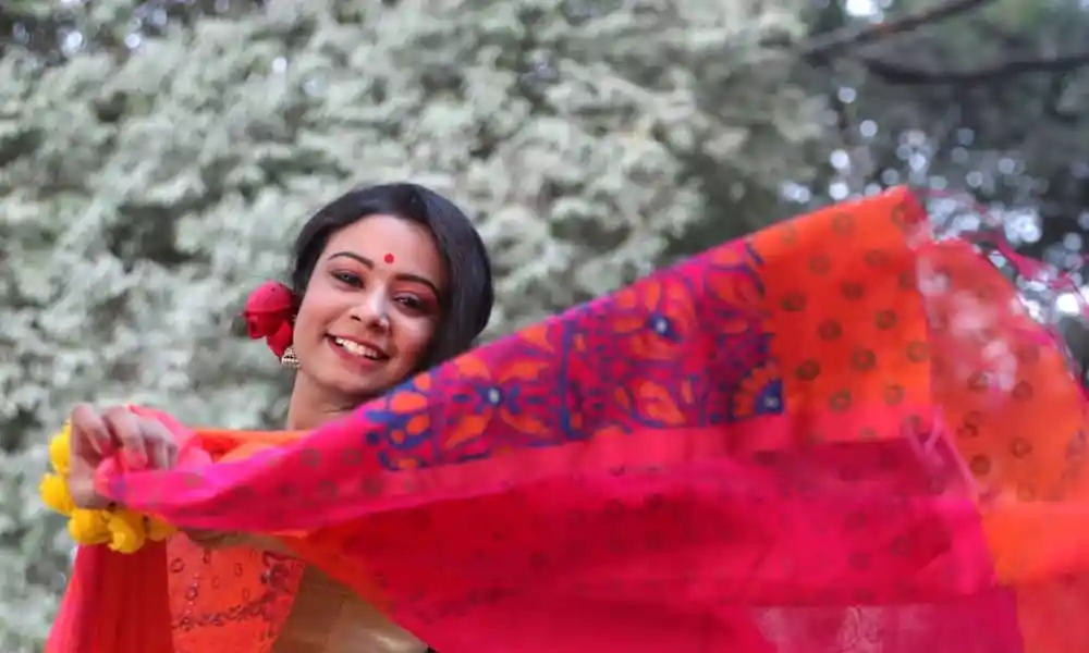 বাংলাদেশি শিশু পুষ্পিতা বসন্তের সুন্দর পরিবেশে নাচছে. Channel i News - চ্যানেল আই নিউজ