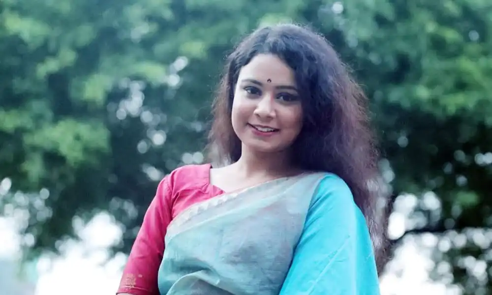 বাংলাদেশি নারী পুষ্পিতা হাসি মুখে outdoors. Channel i News - চ্যানেল আই নিউজ