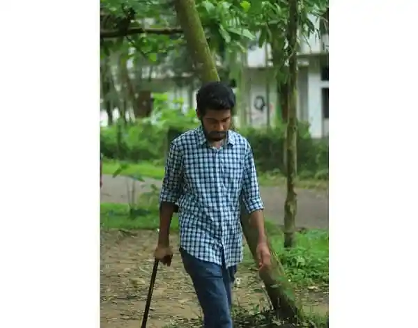 নির্বিঘ্নে হাঁটছেন একজন ব্যক্তি, চারপাশে সবুজ প্রকৃতি. Channel i News - চ্যানেল আই নিউজ