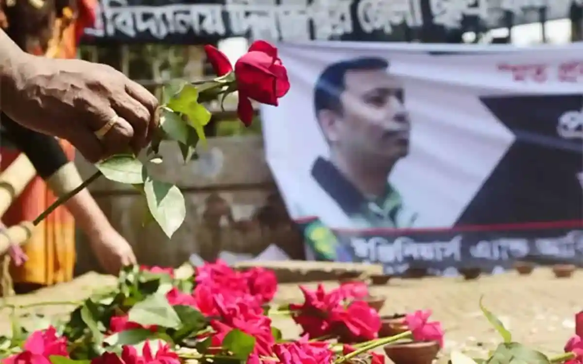 অভিজিৎ হত্যার প্রতিবাদে মানুষ ফুল দিচ্ছেন. Channel i News - চ্যানেল আই নিউজ