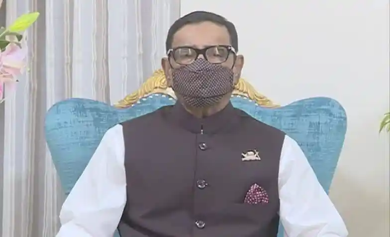 বাংলাদেশের রাজনৈতিক নেতা চেয়ারিতে বসে মুখোশ পরা. Channel i News - চ্যানেল আই নিউজ