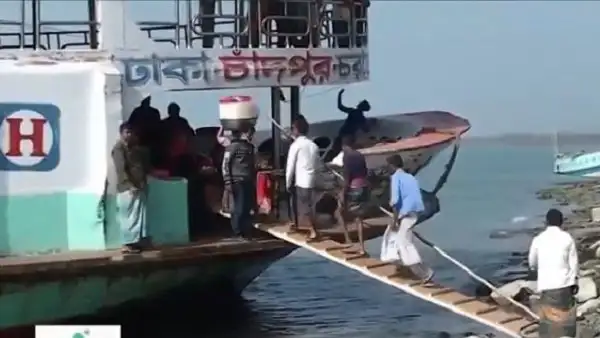 চাঁদপুরের লঞ্চে যাত্রী ওঠানামার জন্য পন্টুনের অভাব. Channel i News - চ্যানেল আই নিউজ