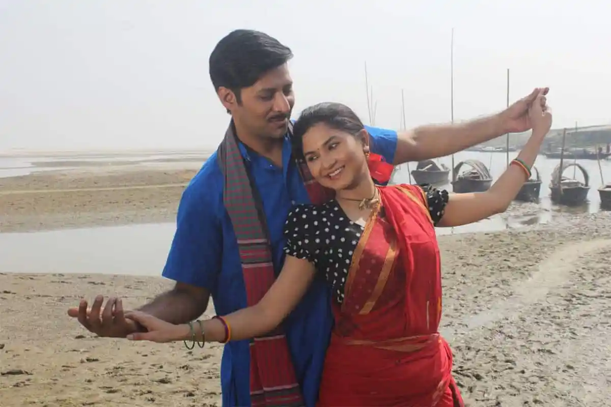 নদীর তীরে প্রেমিক-প্রেমিকা সুন্দর মুহূর্তে ছবি তুলছে. Channel i News - চ্যানেল আই নিউজ